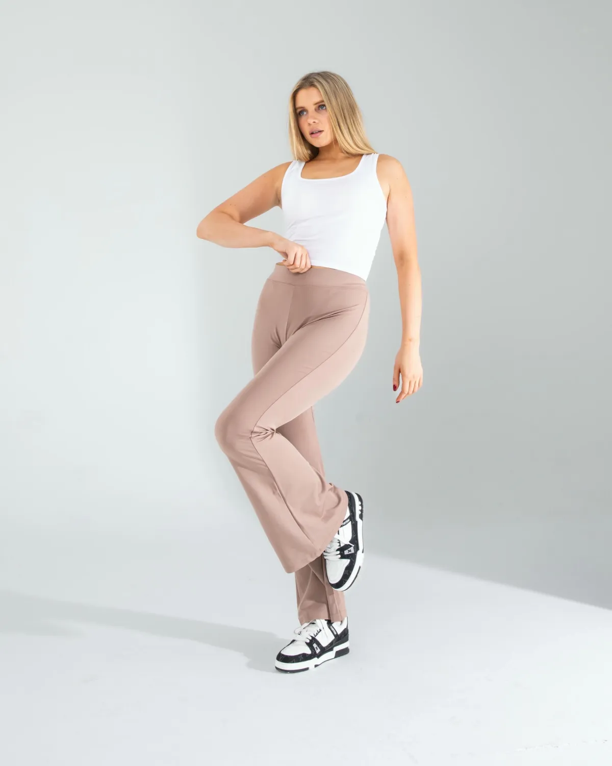 Beyaz Kare Yaka Basic Bluz — görsel 4 · KV2025010102