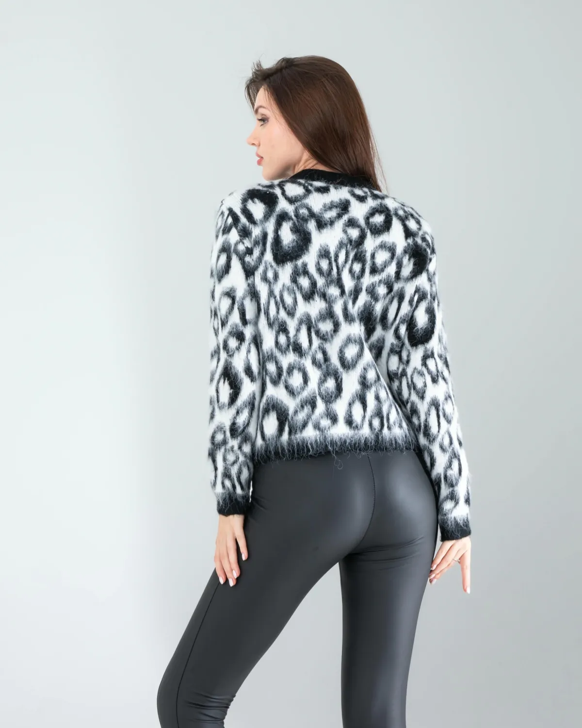 Siyah Beyaz Leopar Desen Sakal Triko Hırka — görsel 5 · KV2025010035