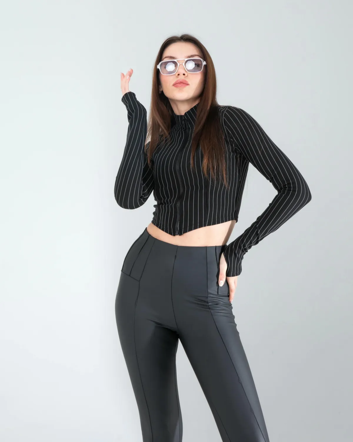 Siyah Fitilli Parmak Geçmeli Crop — görsel 2 · KV2025010019