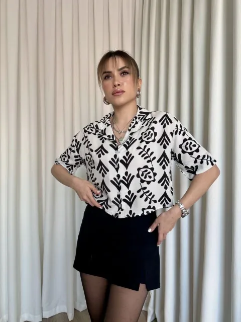 Siyah beyaz baskılı crop gömlek — görsel 1
